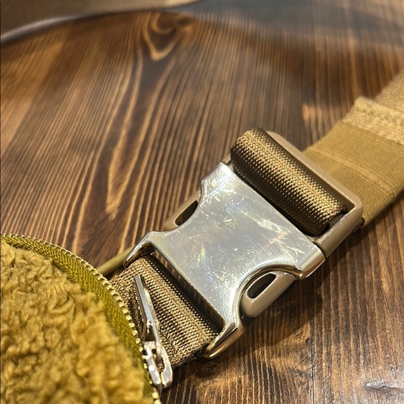 Lululemon Sherpa Belt Bag - Picture 5 of 11